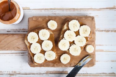 Toasts de pain complet, à la banane et au beurre de cacahuète