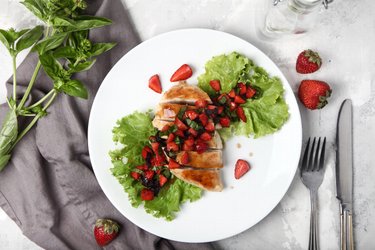 Blancs de poulet faciles au basilic et aux fraises