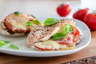 Blancs de poulet rôtis "Caprese" avec des tomates, du basilic et de la mozzarella