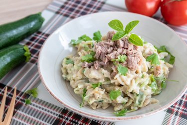 Pâtes crémeuses saines aux courgettes