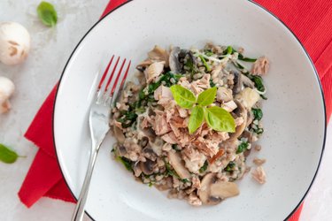 Blé noir sain aux épinards, champignons, fromage et thon