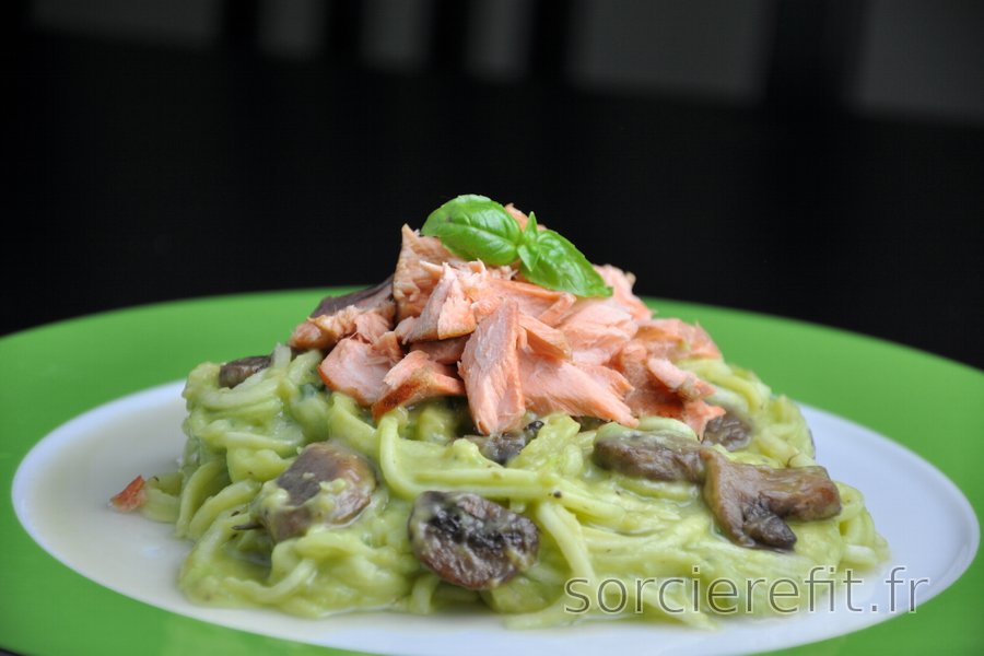 « Spaghettis » de courgette, saumon et sauce crémeuse à l'avocat