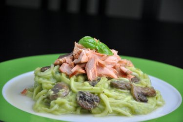 « Spaghettis » de courgette, saumon et sauce crémeuse à l'avocat