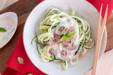 Pâtes de courgettes low-carb avec sauce au fromage et thon