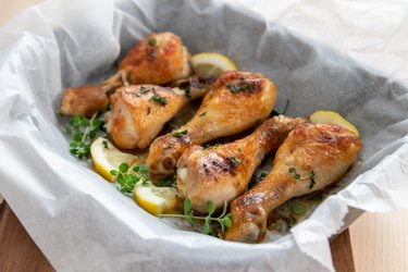 Cuisses de poulet rôties dans une marinade au citron