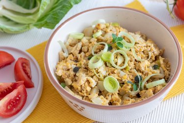 Œufs brouillés sains au chou-fleur et au poireau