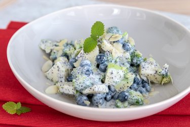 Salade de brocoli avec des myrtilles et des graines de pavot