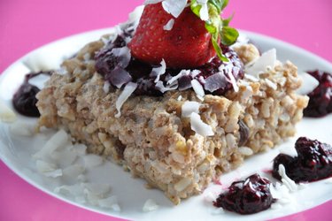 Gâteau de riz brun sans sucre cuit au four, sauce aux graines de chia et fruits